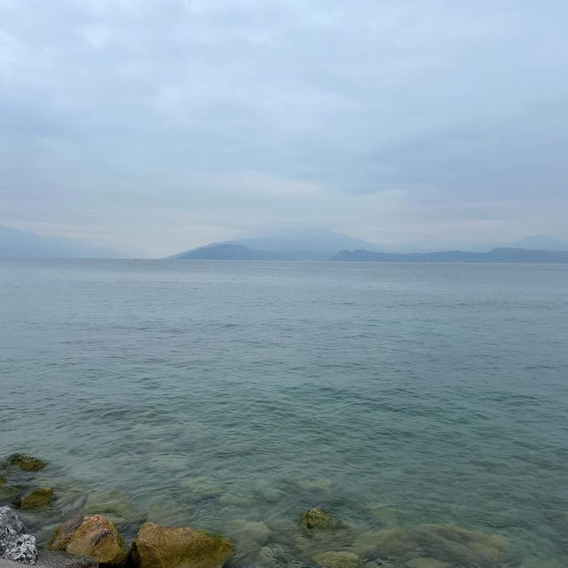 🏰 *"The Scaligero Castle: A Fairytale Fortress on Lake Garda" 🌊⚔️