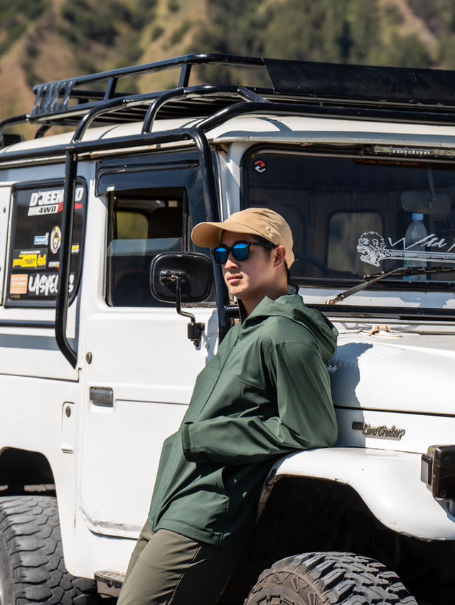 【前往 Mt. Bromo 的路上，不只是一段「交通」🚙🗻】 這趟不是單純的移動，而是一場穿越火山沙海的冒險旅程。