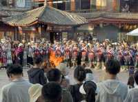 【中国・麗江 四方街】麗江古城の中心で文化と音楽に酔いしれる