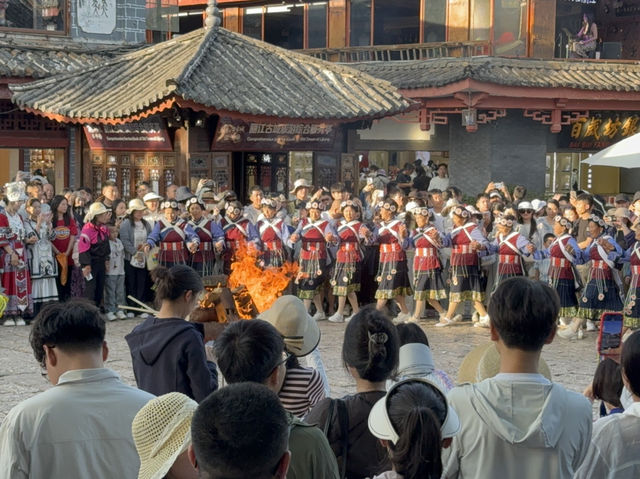 【中国・麗江 四方街】麗江古城の中心で文化と音楽に酔いしれる