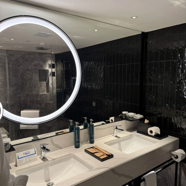 Hilton Singapore Orchard: Prime Location & Modern Comfort! 🇸🇬✨