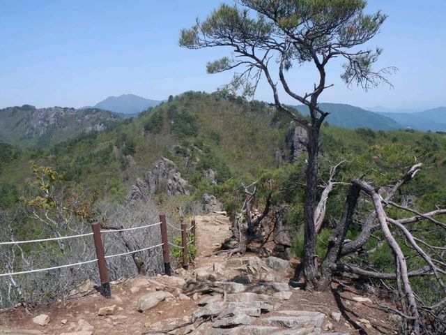 Quiet Trails & Craggy Peaks