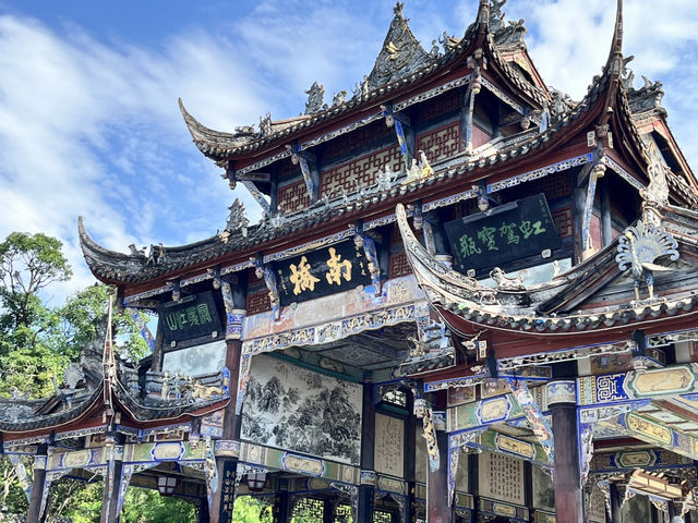  🌉 Nanqiao Bridge – Daytime Elegance, Nighttime Magic in Dujiangyan 