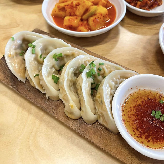東大門東廟寶藏超實惠麪條店 💕 清燉雞湯麪동묘백숙닭국수