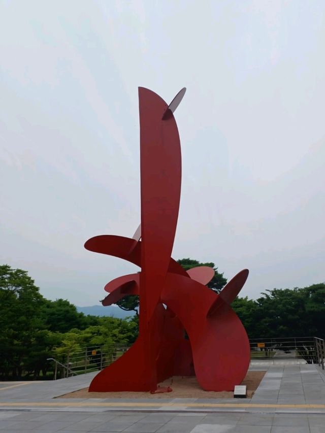 빨간 전시작품이 시선을 사로잡는 밀양시립박물관