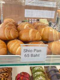 インスタ用キャプション案 “とろけるティンバーリングとミニマルな空間で特別な朝を。🍮🥐