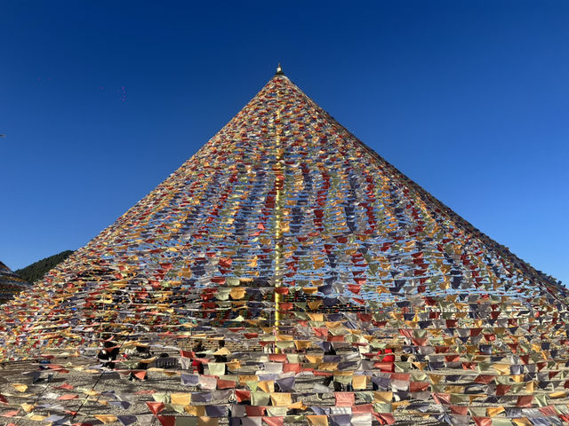走進香格里拉的金色世界，在松贊林寺轉經，看見信仰與寧靜共存的時光裂縫