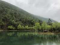【藍月谷（Blue Moon Valley）｜雲南省・麗江 「白い石と青い水が織りなす、雪山のふもとの幻想エリア」】