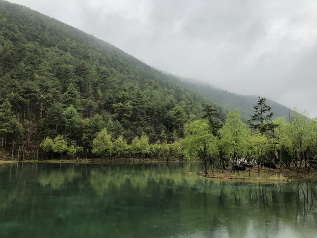 【藍月谷（Blue Moon Valley）｜雲南省・麗江 「白い石と青い水が織りなす、雪山のふもとの幻想エリア」】