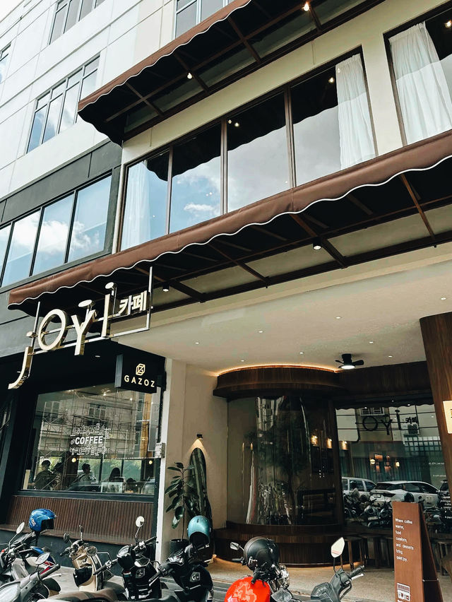 Joyi Cafe Penuin in Batam