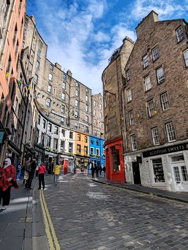 Discovering Victoria Street: Edinburgh's Colorful Fairytale
