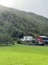 북유럽의 품에 안긴 마을, 플롬