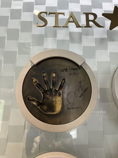 推しと手を合わせられる✋♡ スターアベニュー明洞✨ | Trip.com ソウル