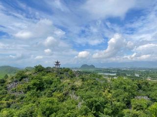 "The Wildest Stone Forest on Earth" - Fuchuan Shenjian Stone Forest Scenic Area "Looking from the side, it looks like a mountain, and looking from the side, it looks like a peak"