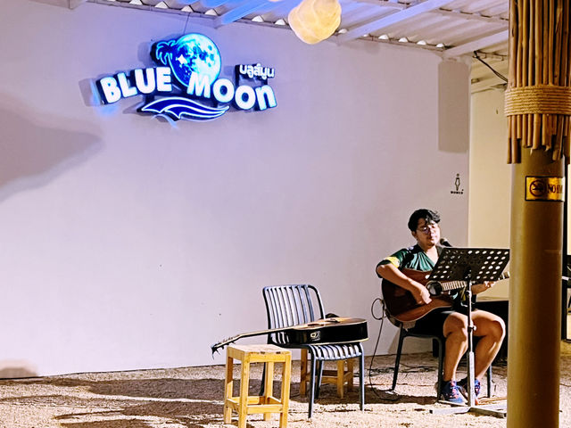 Blue Moon ร้านชิลเปิดใหม่ หาดทุ่งวัวแล่น