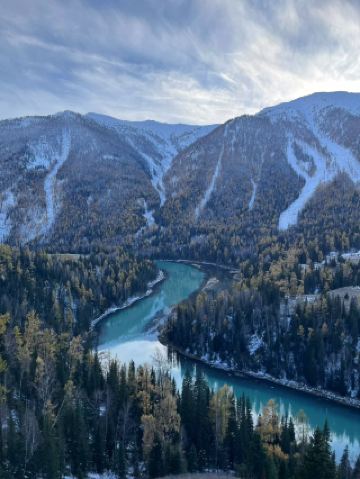 喀納斯湖與雪山：新疆的天堂邂逅