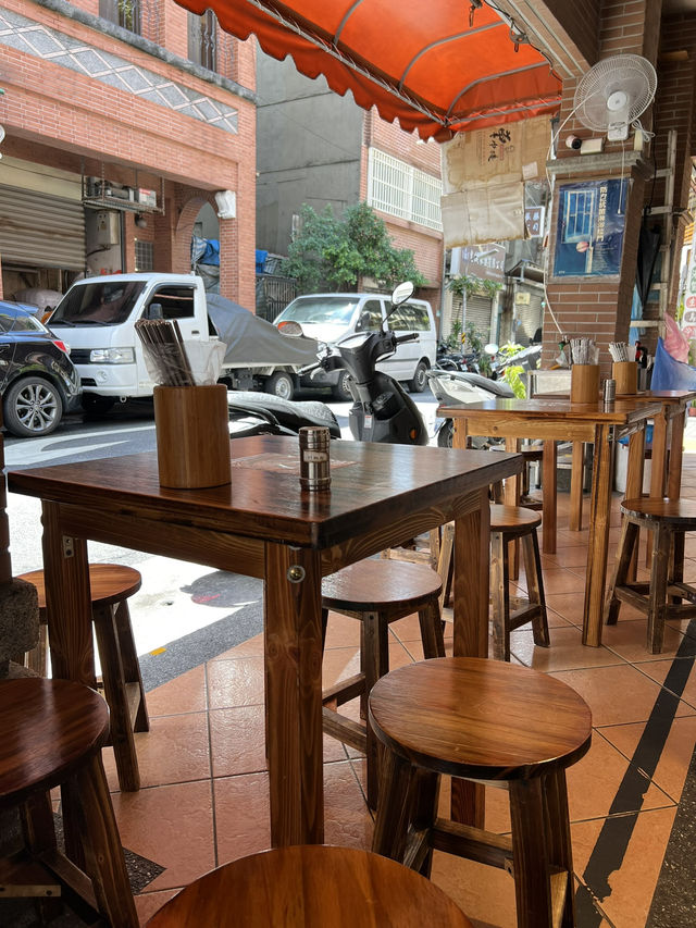 台北 「老阿伯胖魷魚」迪化街でスープや麺を気軽に楽しめる