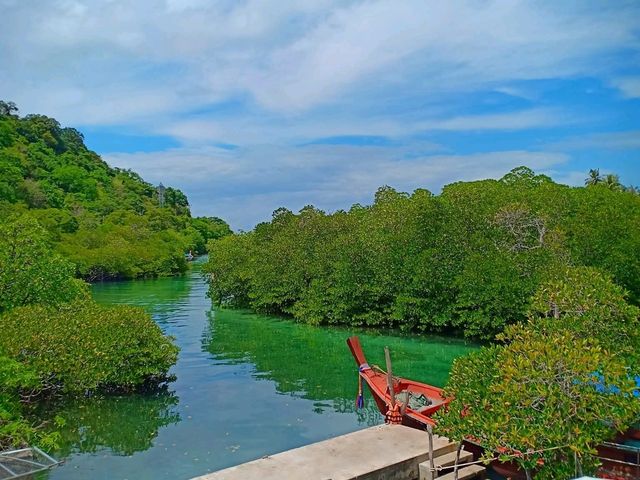 หาดทรายละเอียด อ่าวโลมาเกา เกาะพีพี สวยจึ้ง!! หาดทรายละเอียด อ่าวโลมาเกา เกาะพีพี สวยจึ้ง!!