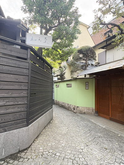 神楽坂の裏路地】石畳に残る大人の東京 | Trip.com 東京