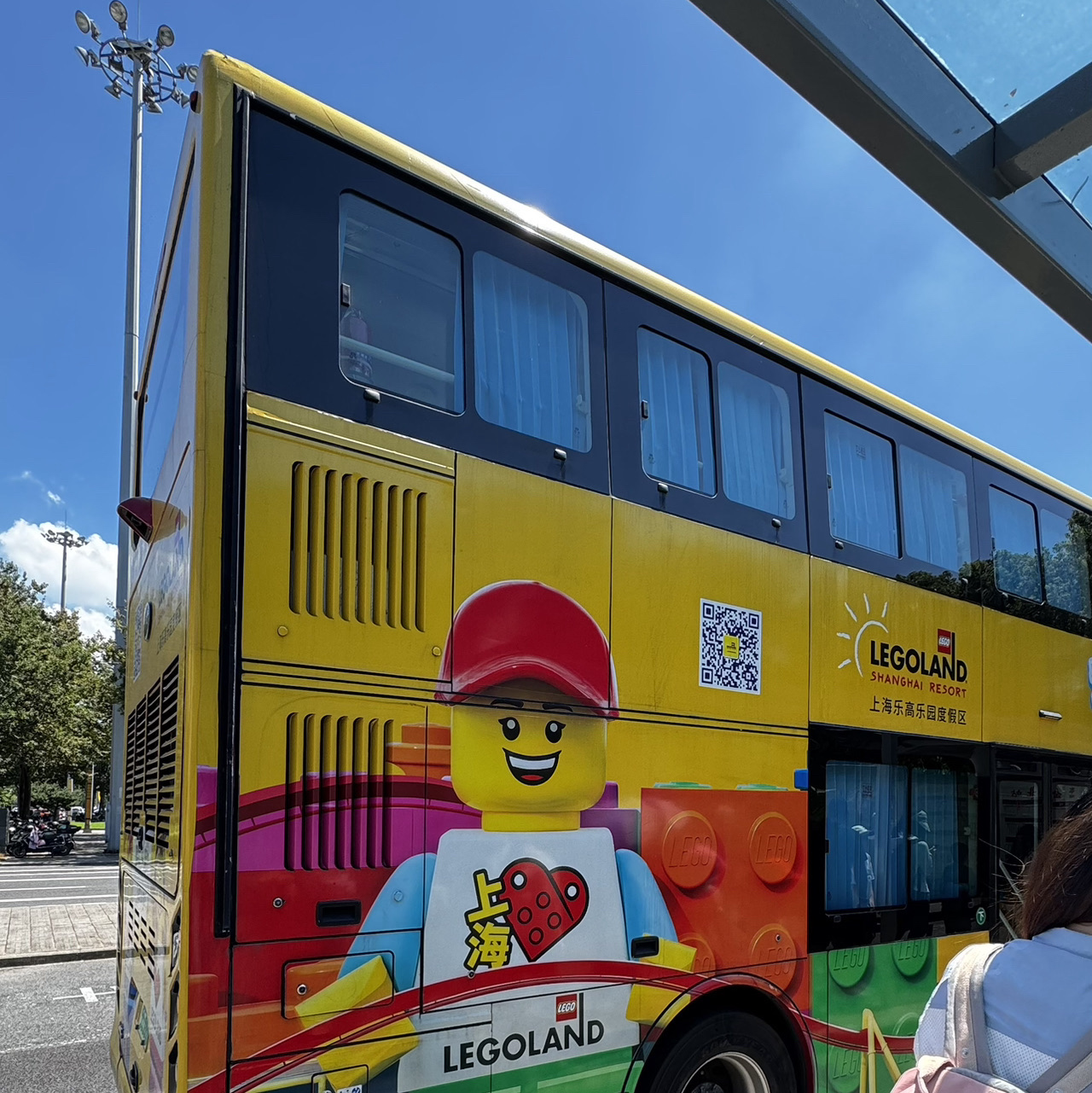 SIAP?! 💥 Legoland LEGENDARIS kini buka di Shanghai!
Coba bayangkan: Legoland TERBESAR di dunia telah dibuka. Ini adalah sebuah kota balok seluas 318.000 m² (kira-kira seluas 45 lapangan sepak bola! ⚽️).
Ada keajaiban apa saja di dalamnya?
🇨🇳 Tapi daya tarik utamanya adalah Miniland yang menakjubkan, tempat di mana seluruh daratan Tiongkok direka ulang dari... 85.000.000 (!!) keping LEGO! Benar-benar luar biasa!
✨ 8 dunia dengan tema berbeda: bebaskan imajinasimu di LEGO Ninjago, LEGO Castle, LEGO Friends, dan masih banyak lagi!
Tips pro: Beli tiketmu secara online jauh-jauh hari! Ngapain antre kalau kamu bisa langsung menikmati keajaibannya? 💫 ⏳
🇨🇳LEGOLAND di Shanghai! Gimana cara ke sananya?! Save postingan ini biar nggak hilang 👌
🚝Cara paling praktis adalah dengan naik metro + kereta
1️⃣Kamu harus pergi ke
Stasiun Kereta Shanghai Hongqiao, yang merupakan titik temu jalur 2, 10, dan 17. Atau ke
Stasiun Kereta Shanghai Selatan, titik temu jalur 1, 3, dan 15.
Ikuti petunjuk arah ke stasiun kereta yang dituju. Nggak perlu naik ke atas tanah; semua area transit ada di bawah tanah.
Tiket bisa dibeli langsung di tempat, tapi aku sarankan buat beli jauh-jauh hari. Kamu perlu beli tiket ke Jinshan North. Harganya sekitar 22-27 yuan untuk kursi kelas dua. Waktu tempuhnya 18-20 menit, ini perhentian kereta berikutnya.
2️⃣Begitu sampai di stasiun Jinshan North, keluar lewat pintu keluar utama. Kamu bisa naik bus shuttle Legoland. Cari halte bus Legoland Loop, waktu tempuhnya sekitar 5 menit. Atau jalan kaki sekitar 800 meter (10-12 menit).
Dan kamu pun sampai ❤️
Hati-hati di jalan 🚝