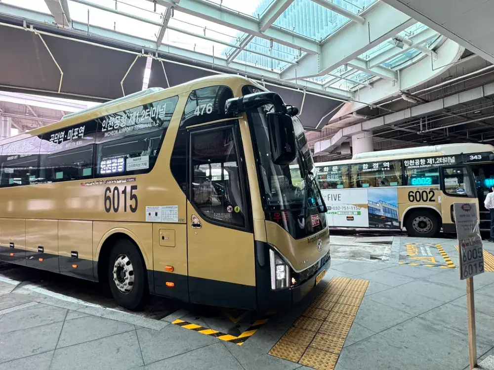 명동까지 바로! 인천국제공항(ICN)에서 명동까지 가장 편안하고 편리한 교통수단은 단연 "공항 리무진"입니다. 짐을 들고 다닐 필요가 없어요!
