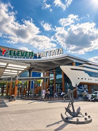 The World’s Biggest 7-Eleven: Easy Travel Vibes in Pattaya 🇹🇭🛍️