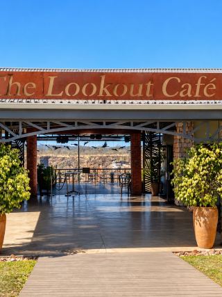 ☕ The Lookout Café | จิบกาแฟพร้อมวิวธรรมชาติสุดอลังการ

อีกหนึ่งจุดแวะพักที่บรรยากาศดีมาก ๆ ระหว่างเที่ยว ตัวคาเฟ่เปิดโล่ง โปร่งสบาย และมีจุดเด่นคือวิวธรรมชาติด้านหลังที่มองออกไปได้แบบกว้าง ๆ เหมาะกับการนั่งพัก เติมพลัง และเก็บภาพสวย ๆ ก่อนเดินทางต่อ

บรรยากาศของร้านมาในโทนธรรมชาติ เรียบง่าย เข้ากับภูมิประเทศรอบ ๆ ยิ่งวันที่ท้องฟ้าสดใส แสงสวย ๆ ทำให้วิวจากบริเวณคาเฟ่ดูโดดเด่นมากค่ะ 🌤️

สำหรับเรา ที่นี่ไม่ได้เป็นเพียงจุดแวะหาเครื่องดื่ม แต่เป็นอีกมุมที่ได้หยุดพักและซึมซับบรรยากาศของการเดินทางแบบช้า ๆ ใครมาเที่ยวบริเวณนี้ แนะนำให้เผื่อเวลานั่งชมวิวสักหน่อย รับรองว่าได้ทั้งความสดชื่นและภาพสวยกลับไปแน่นอน 💚

📍 The Lookout Café
☕ เหมาะสำหรับแวะพักระหว่างเที่ยว
📸 มีมุมถ่ายรูปและวิวธรรมชาติสวย
🌿 บรรยากาศเปิดโล่ง นั่งสบาย
✨ เป็นอีกหนึ่งจุดพักที่ช่วยเติมเต็มทริปได้ดีเลยค่ะ

#TheLookoutCafe #เที่ยวต่างประเทศ #เที่ยวธรรมชาติ #คาเฟ่วิวสวย #TravelReview #เที่ยวด้วยกัน #สายเที่ยว #เที่ยวให้สุด