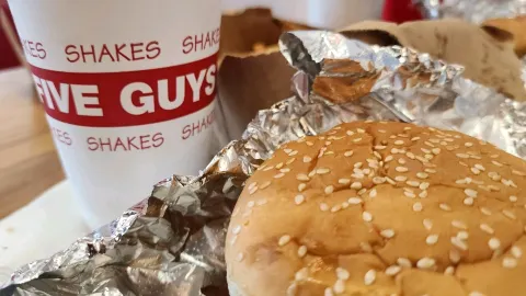 江南にもあるFIVE GUYS自家製バーガー.. その本場テキサスで食べてあげる！ 「FIVE GUYS」 — traveler post in スプリング