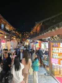 Shopping in the hustle and bustle of Qingming Shanghetu in Lijiang