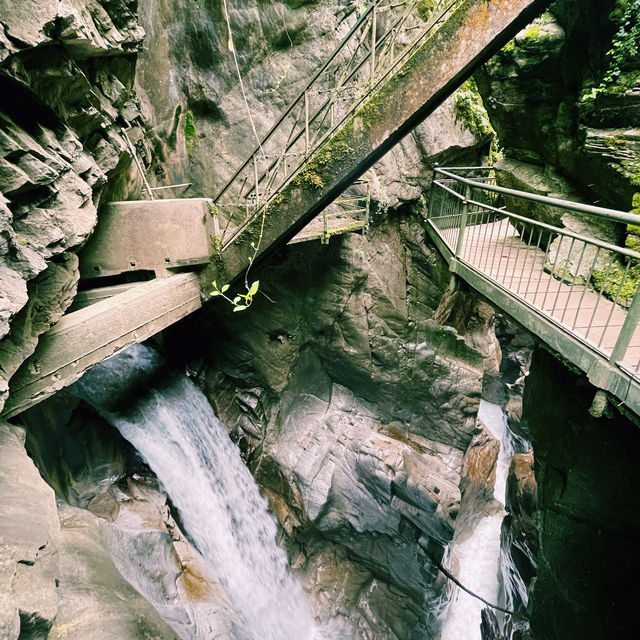 Hidden waterfall in Lake Como!
