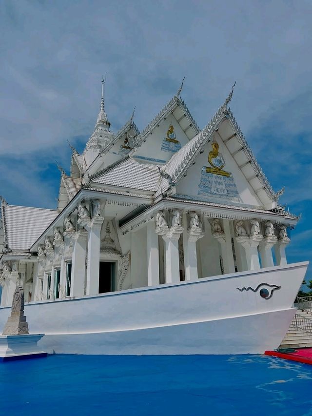 🏯 Wat Hin Thaen Lam Pachee – The Hundred-Million Glass Ship Temple