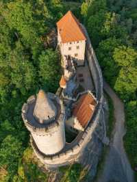 🏰🌲 “Czech Into a Fairytale: My Peaceful Escape to Kokořín Castle” ✨🦢