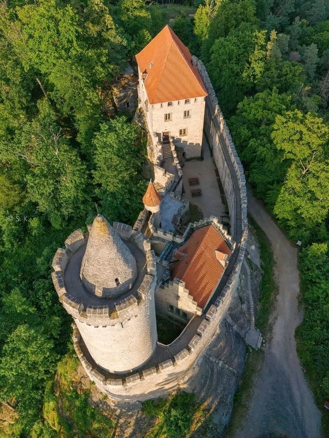 🏰🌲 “Czech Into a Fairytale: My Peaceful Escape to Kokořín Castle” ✨🦢