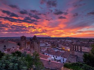 特魯希略：一座石頭記得征服者的城市