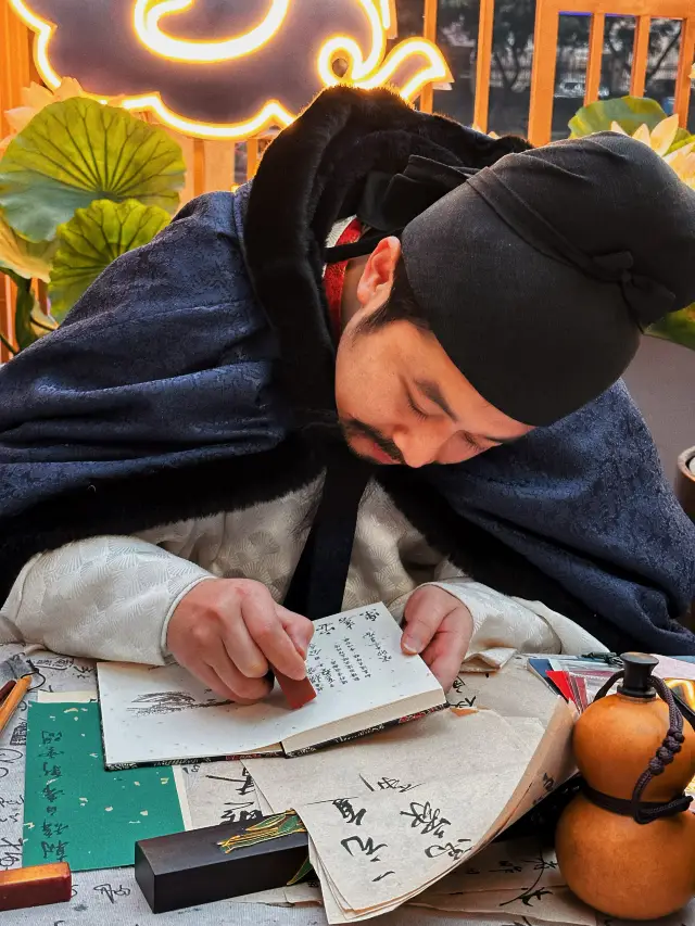 Crossing the year with a night tour of Jinjiang, it's so romantic to dream of the galaxy