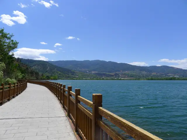 The scenic corridor between the mountains and the lake - Qionghai Plank Road