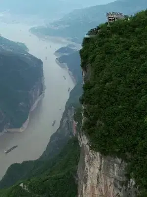 赤甲白鹽俱刺天，閭閻繚繞接山巔