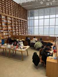 低頭看書，抬頭看湖：朵雲書院滴水湖店