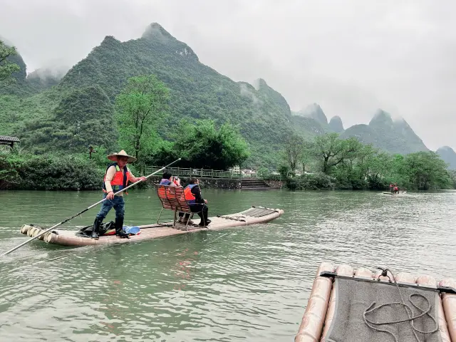 ล่องแพไม้ไผ่ที่ท่าเรือเก่าของแม่น้ำยูลอง