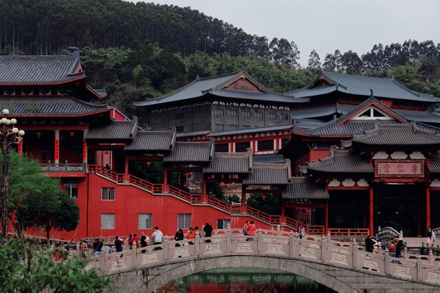 週末去哪兒？跟著我一起穿梭於旗山萬佛寺的古韻之美！