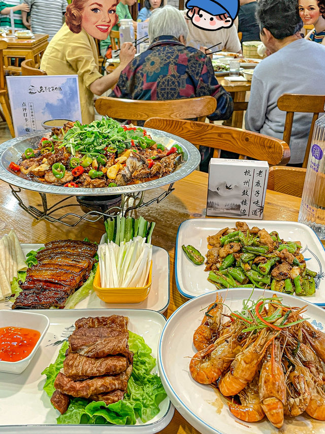 Since we're already here, why not dine at the neighboring old alley for some Hangzhou cuisine?