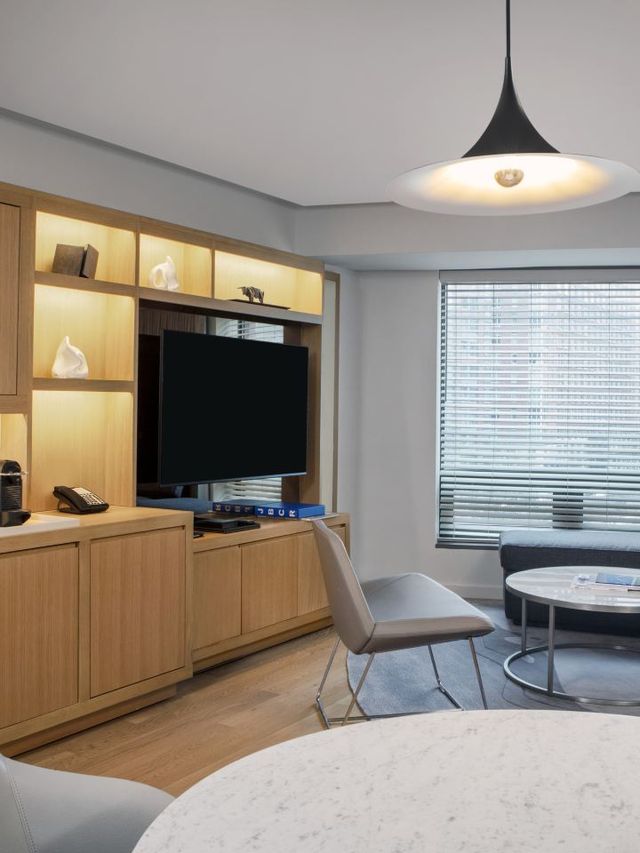 🌟✨ Luxe Suites & Eats in NYC's Heart 🗽🍴