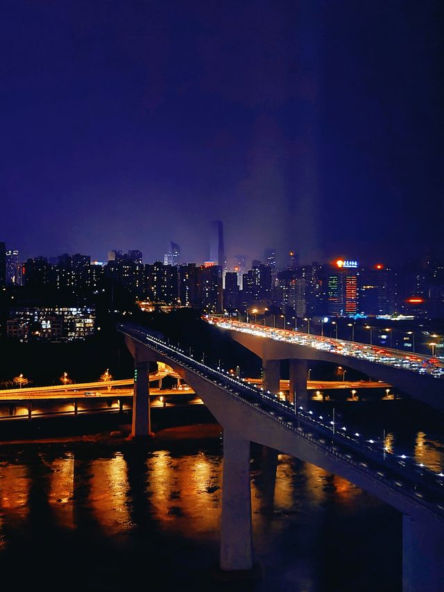 正裝小夥又來重慶出差了！