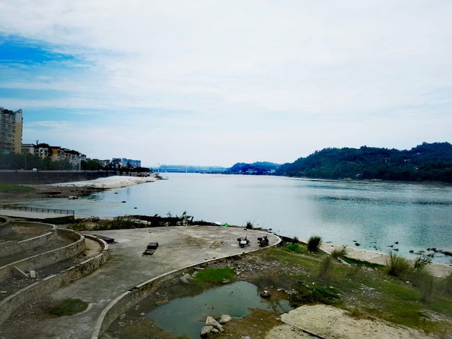 小城仲可以咁玩喺犍為岷江邊骑单車，心馳神往平野闊，極目大江流。