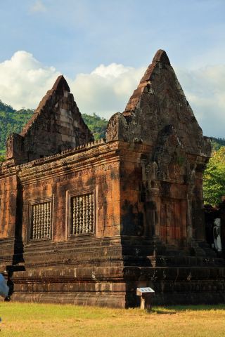 Must-visit places in Pakse, Laos: Wat Phou and Wat Phabat. 