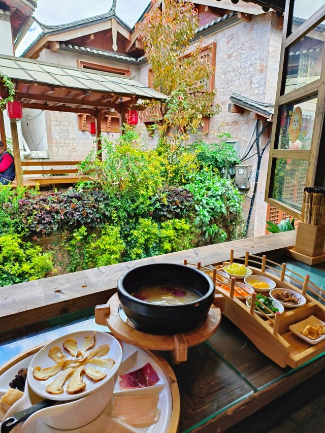麗江古城！在愛麗絲漫遊仙境吃米線。