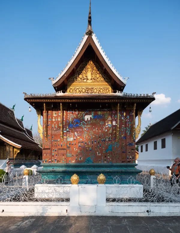 Visit Wat Xieng Thong after 4 PM for a Unique Experience!