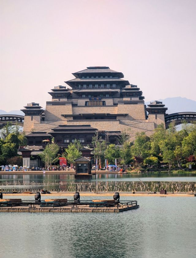漢中興漢勝景讓您身臨其境感受到漢代的莊重與典雅。