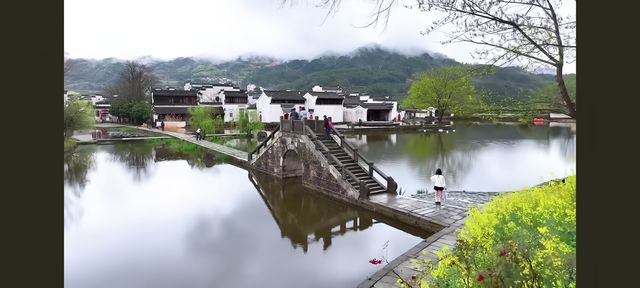 墨痕深處覓徽州  

踩著晨霧未散嘅青石板，我跌入咗徽州嘅水墨長卷裡。呢度嘅山、水、村落，都似係從硯台