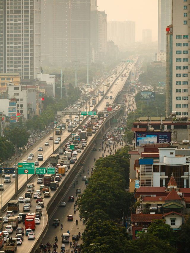 被電單車嚇親！河內交通仲可以咁玩